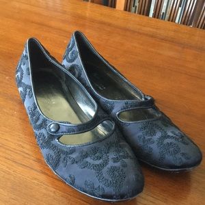 Donald Pliner embroidered flats